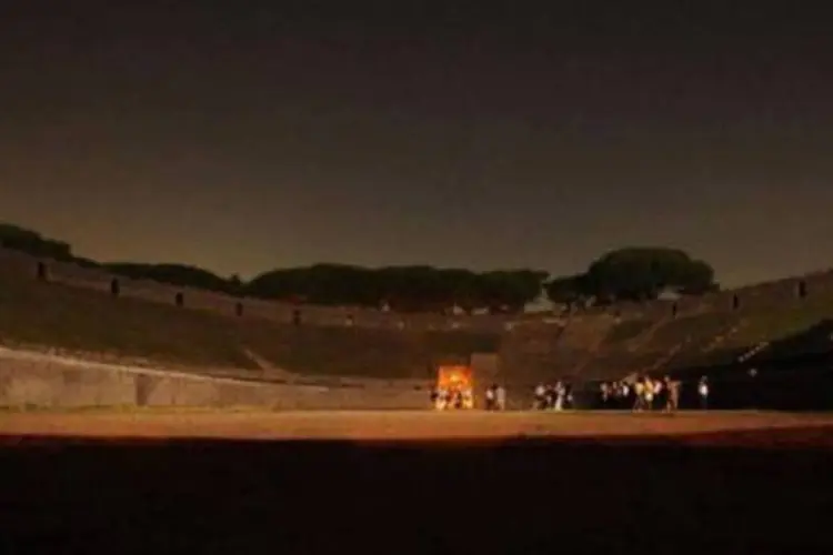 Grupo de visitantes em Pompeia: vistas seguem até outubro (Mario Laporta/AFP)