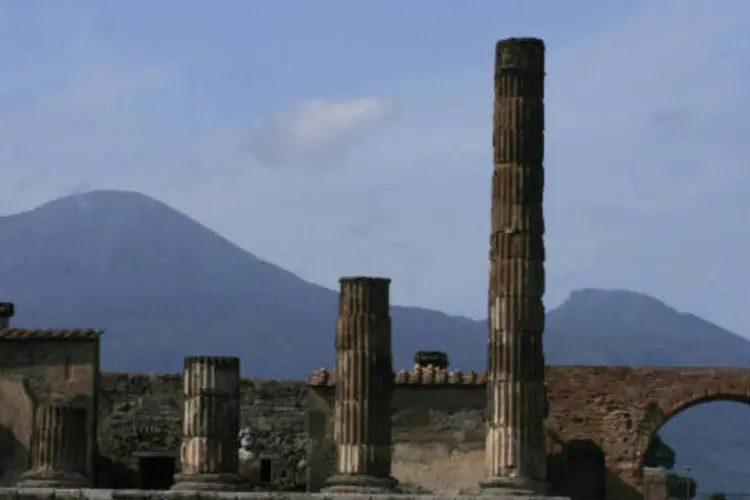 Pompeia passou séculos soterrada, intacta, depois de ser coberta pelas cinzas na explosão do vulcão Vesúvio no ano 79 (Calrosfking/Wikimedia Commons)