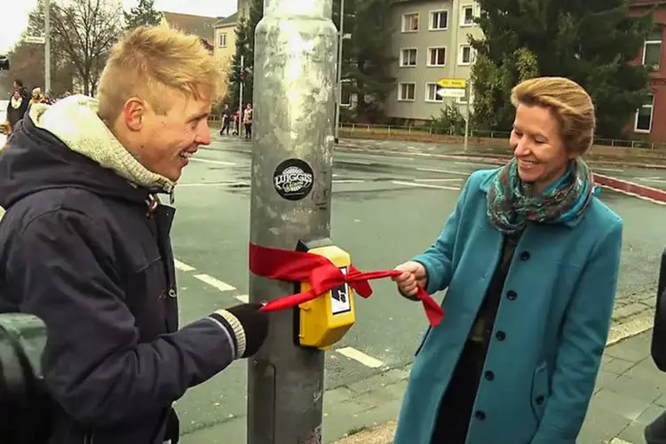 Pong: grupo de estudantes de design de uma universidade alemã resolveu instalar uma versão de Pong em uma faixa de pedestres de Hildesheim (Reprodução)