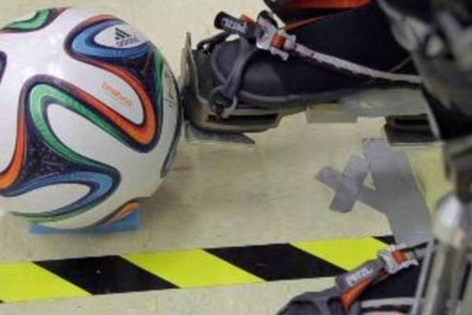 Paciente paraplégico chuta bola na abertura do Mundial