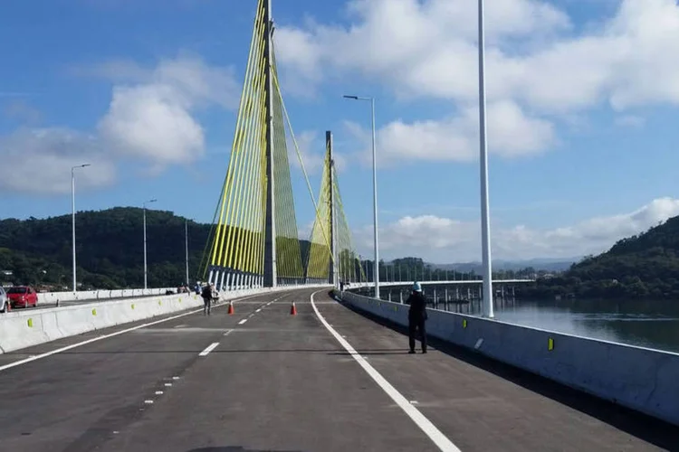 
	Obras do PAC: Ponte Anita Garibaldi, em Laguna-SC, assim como a ferrovia Transnordestina, o aeroporto de Manaus e a constru&ccedil;&atilde;o do Porto de Fortaleza s&atilde;o alguns dos empreendimentos
 (Fotos Públicas/ Secom/ Jacqueline Iensen)
