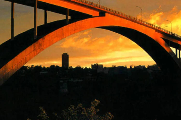 
	Ponte da Amizade, na fronteira entre Brasil e Paraguai: Na Am&eacute;rica Latina, crescimento do PIB brasileiro s&oacute; deve superar o paraguaio neste ano
 (Reprodução/Wikimedia Commons)