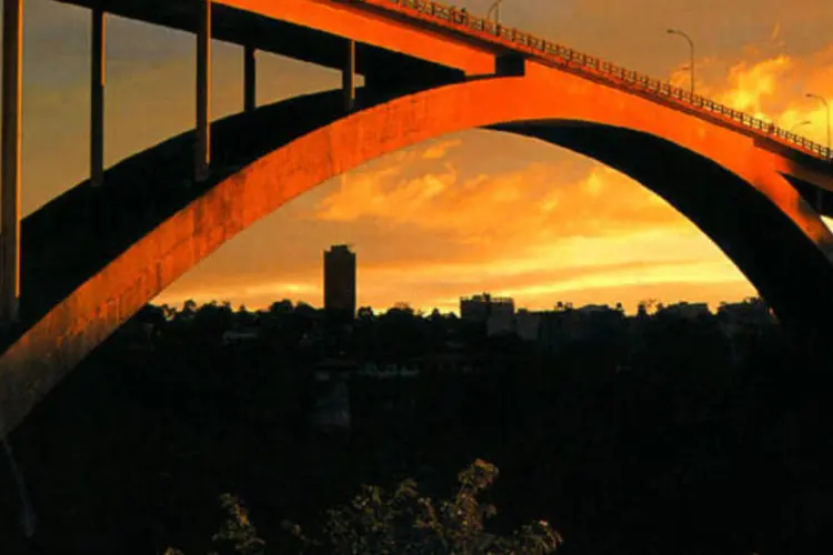 Ponte da Amizade, entre Brasil e Paraguai: em Brasília, chanceleres do Mercosul discutiram a suspensão paraguaia do bloco (Leonard/Wikimedia Commons)