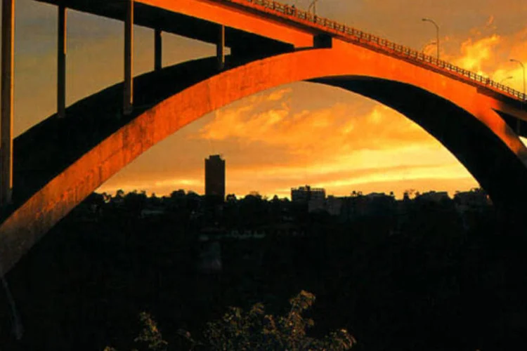 
	Ponte da Amizade: o Paraguai cresceu 13,6% em 2013, gra&ccedil;as &agrave; alta produ&ccedil;&atilde;o agropecu&aacute;ria pelo bom tempo, e o governo prev&ecirc; para este ano uma expans&atilde;o econ&ocirc;mica do 4,8%
 (Leonard/Wikimedia Commons)