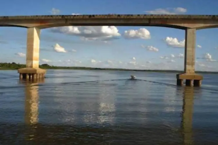 Ponte no rio Araguaia: usinas à frente (.)
