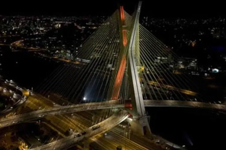 Ponte estaiada, em São Paulo, tem iluminação de LEDs projetada pela Philips do Brasil (./Divulgação)