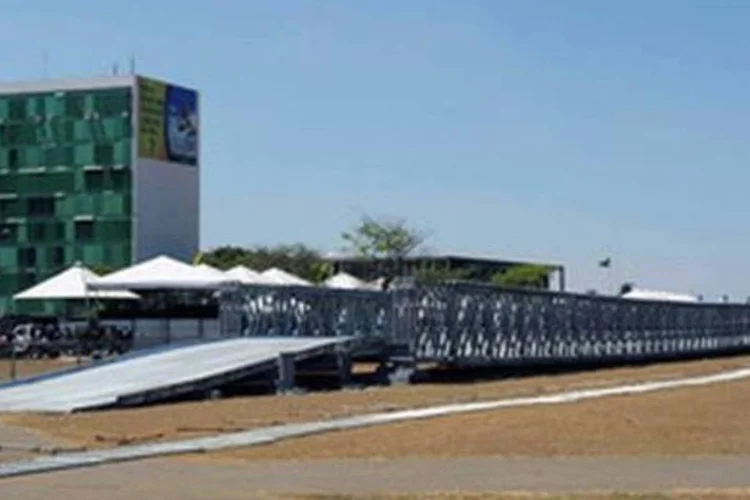 Ponte móvel instalada em Brasília e que seguirá para outros estados brasileiros