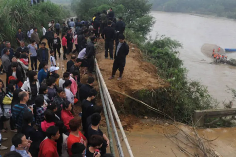 Ponte na China desabou após tempestades: o governo central já enviou várias equipes de resgate às províncias afetadas para ajudar nos trabalhos de busca (ChinaFotoPress/Getty Images)