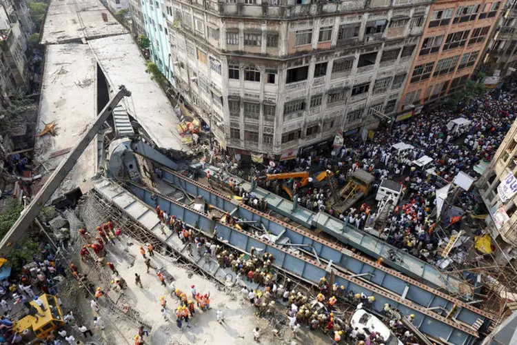 
	Desastre: a princ&iacute;pio, as pessoas come&ccedil;aram a retirar os escombros com as m&atilde;os
 (Rupak De Chowdhuri / Reuters)