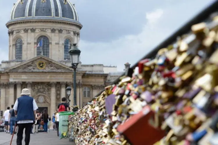 
	Pont des Arts, em Paris: a campanha tentar&aacute; persuadir os amantes com palavras de ordem como &quot;Declare seu amor de outro modo&quot;
 (Getty Images)