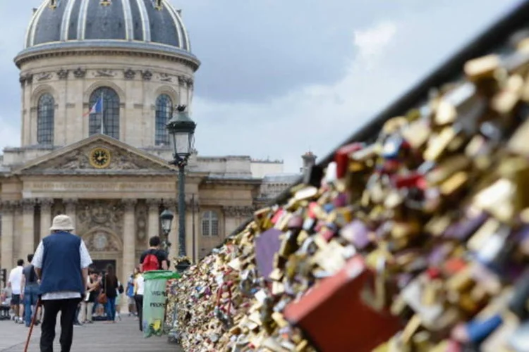Pont des Arts, em Paris: em junho, parte da ponte desmoronou pelo peso dos cadeados (Getty Images)