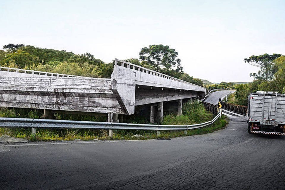 A rodovia gaúcha ERS-332: após seis anos de asfalto, nada de ponte nova (Carine Pompermaier /Eco Regional)
