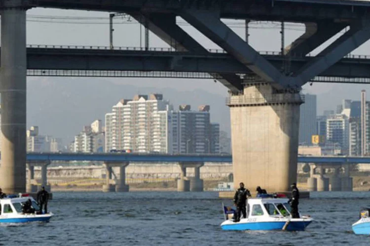 
	Rio Han, em Seul: em apenas dois dias, o acusado conseguiu desviar 4,7 bilh&otilde;es de wons, e depois viajou para Seul, onde sacou 3,36 bilh&otilde;es&nbsp;
 (Kim Jae-Hwan/AFP)