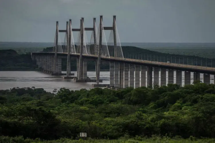 A Ponte Orinoquia, na Venezuela: hoje, poucas pessoas usam a ponte, que parece ligar o nada a lugar nenhum (Meridith Kohut/Bloomberg)