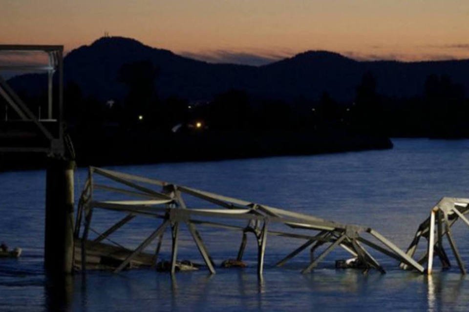 Três sobrevivem à queda de ponte nos EUA