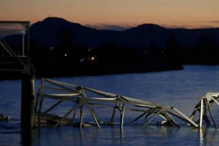 Trecho da ponte que desabou nesta quinta-feira perto de Mt. Vernon, Washington, que liga Seattle a Vancouver, no Canadá (AFP / Stephen Brashear)