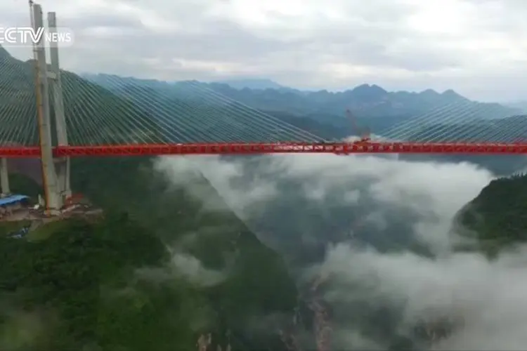 
	Ponte Beipanjiang: constru&ccedil;&atilde;o est&aacute; situada a 565 metros de altura sobre o do rio Nizhu, no sul da China
 (Reprodução/YouTube/CCTV News)