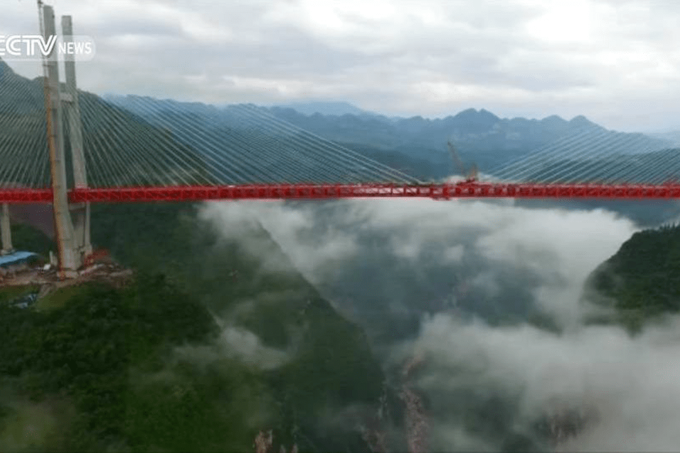 China termina construção da ponte mais alta do mundo