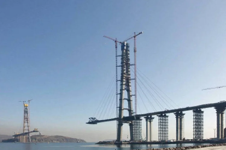 Foto da ponte de Russki ainda em construção: Medvedev também defendeu o fato de o projeto e a construção terem sido feitos por especialistas russos (m03g/ Wikimedia Commons)