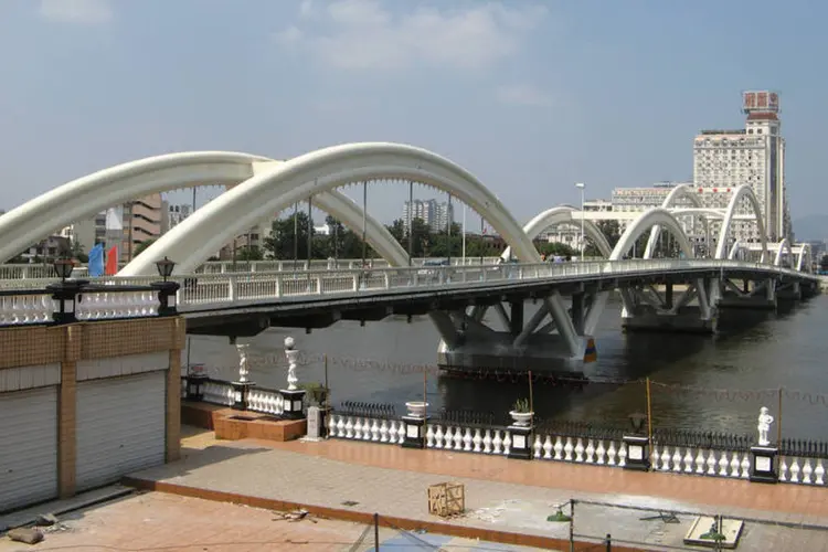 
	Ponte em Fuzhou, na China: o sub&iacute;ndice de emprego atingiu o menor n&iacute;vel em tr&ecirc;s meses e indicou que vagas est&atilde;o sendo cortadas
 (GnuDoyng / Wikimedia Commons)