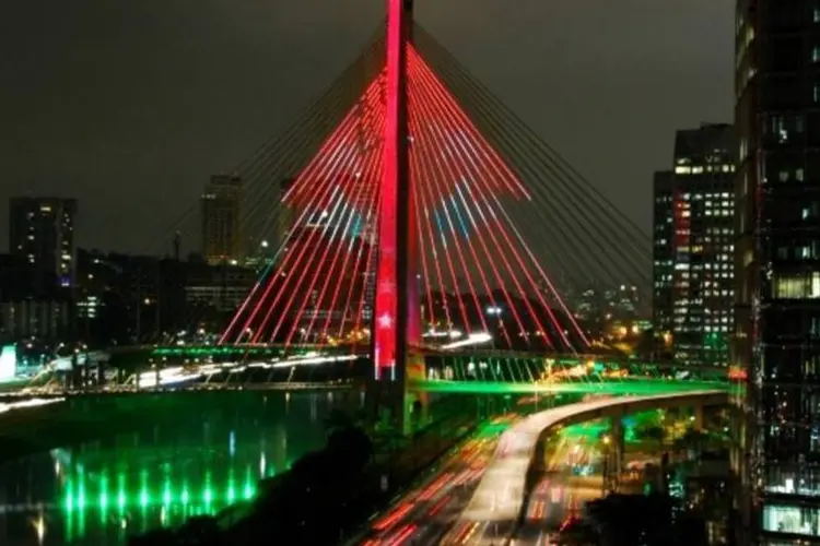 Ponte estaiada: iluminação pode ser vista a mais de 3 km de distância (Divulgação/Telefônica/Divulgação)