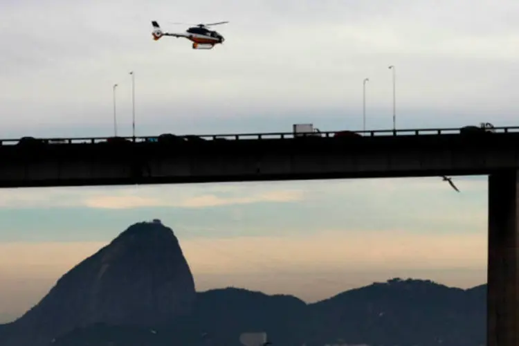 A ponte Rio-Niterói: passeata seguiu em frente pela Avenida Ernani do Amaral Peixoto, que dá acesso à Avenida Marquês do Paraná, importante via de acesso à ponte (Sergio Moraes/Reuters/Reuters)