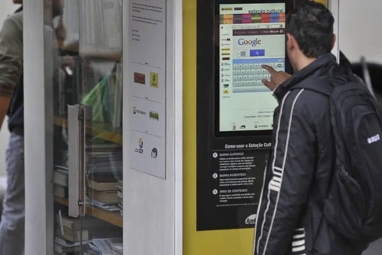 A instalação dos três equipamentos, além de oito estantes de livros iluminadas em outras paradas, custou R$ 120 mil e foi financiada pela Fundação Banco do Brasil (Marcello Casal Jr./ABr)