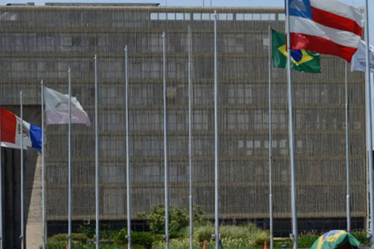 A Alameda dos Estados, que fica em frente ao Congresso Nacional, está sem 11 das 28 bandeiras que compõem o corredor que representa os estados da federação (Fabio Rodrigues Pozzebom / Agência Brasil)