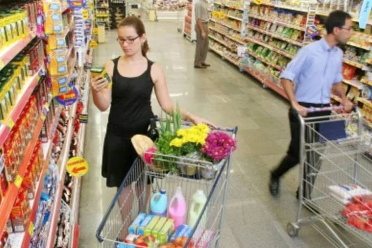 A pesquisa mostra que hoje 74% dos compradores brasileiros não são fiéis ao ponto-de-venda (.)