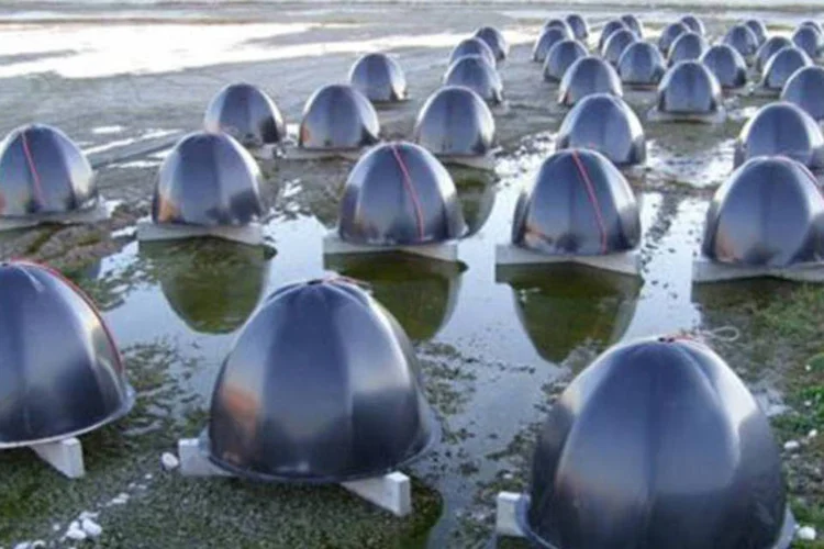 A empresa criou os domos de plástico concêntrico, com 1,82 metros de diâmetro e 1,5 de altura. (Divulgação/Wastewater Compliance Systems)