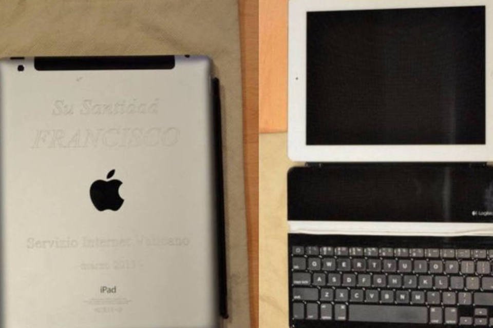 iPad do Papa é vendido por R$ 93 mil em leilão