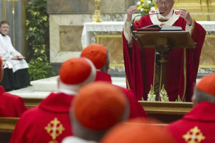 Papa Francisco reza missa no Vaticano: os cristãos constituem cerca de 5% da população síria, e no começo de fevereiro, dois padres foram sequestrados por homens armados também em Alepo. (REUTERS/Osservatore Romano)