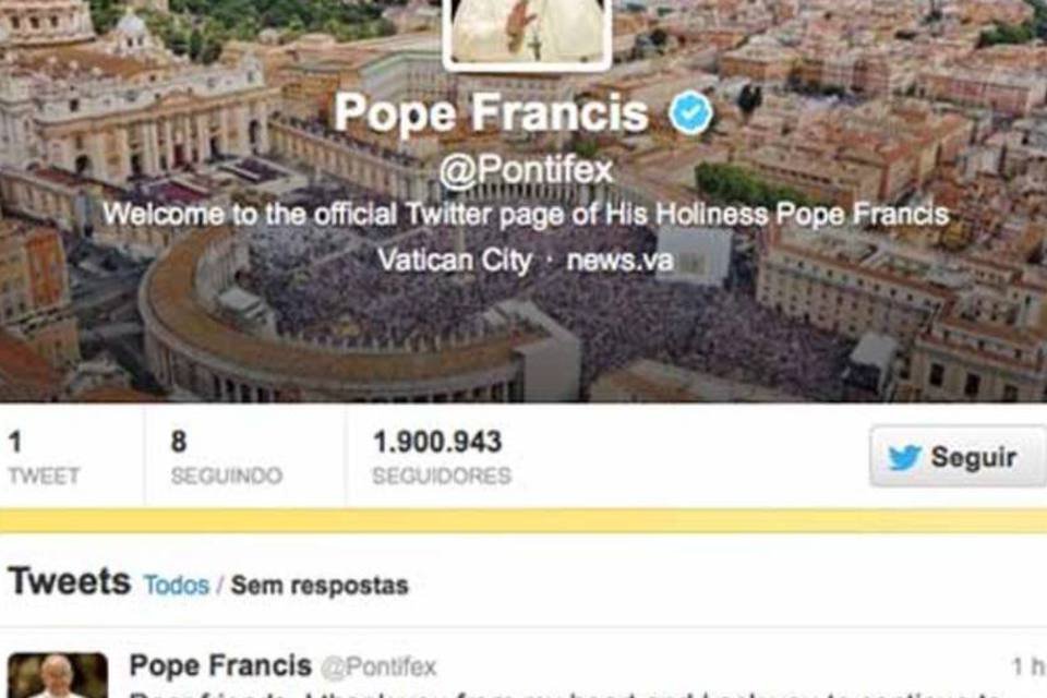 Papa tuita pela primeira vez e pede que rezem por ele