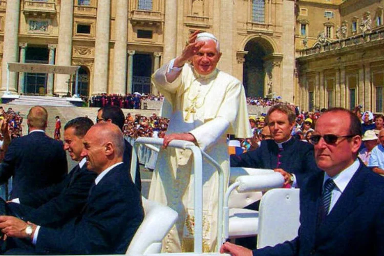 
	Bento XVI, na &eacute;poca em que ainda era papa: ele diz que&nbsp;&quot;observa satisfeito as maravilhas que o Esp&iacute;rito Santo est&aacute; fazendo com seu sucessor&quot;
 (Marek69 / Wikimedia Commons)