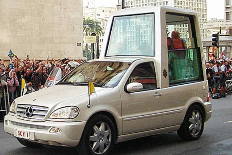 Bento XVI num Mercedes-Benz modificado como papamóvel em São Paulo, em 2007. (Wikimedia Commons)