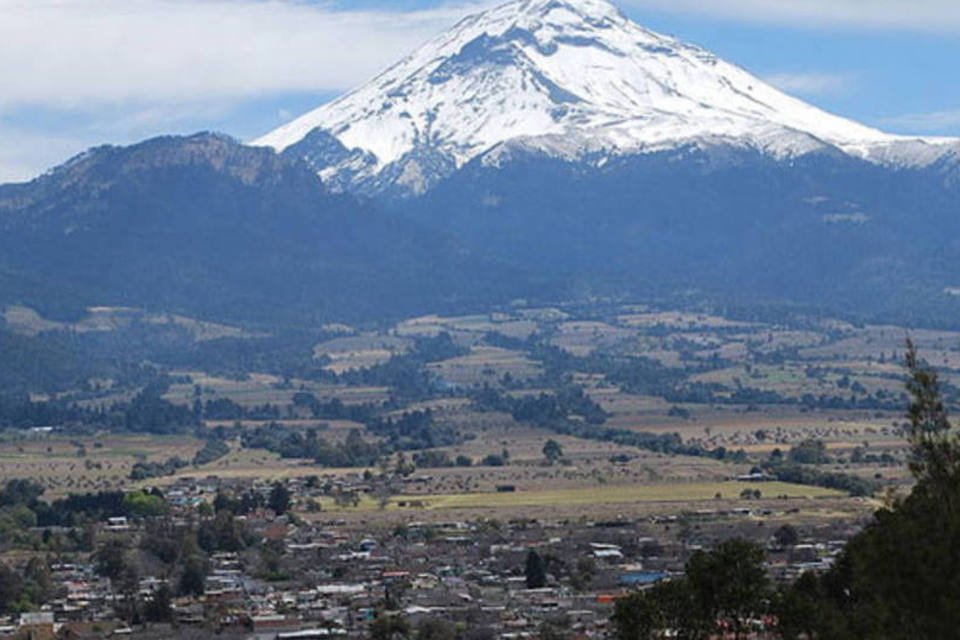 Vulcão Popocatépetl expele coluna de cinzas de 3 km de altura