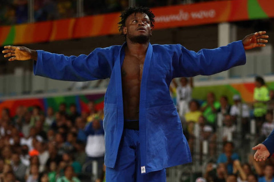 Judoca refugiado Popole Misenga conquista a torcida