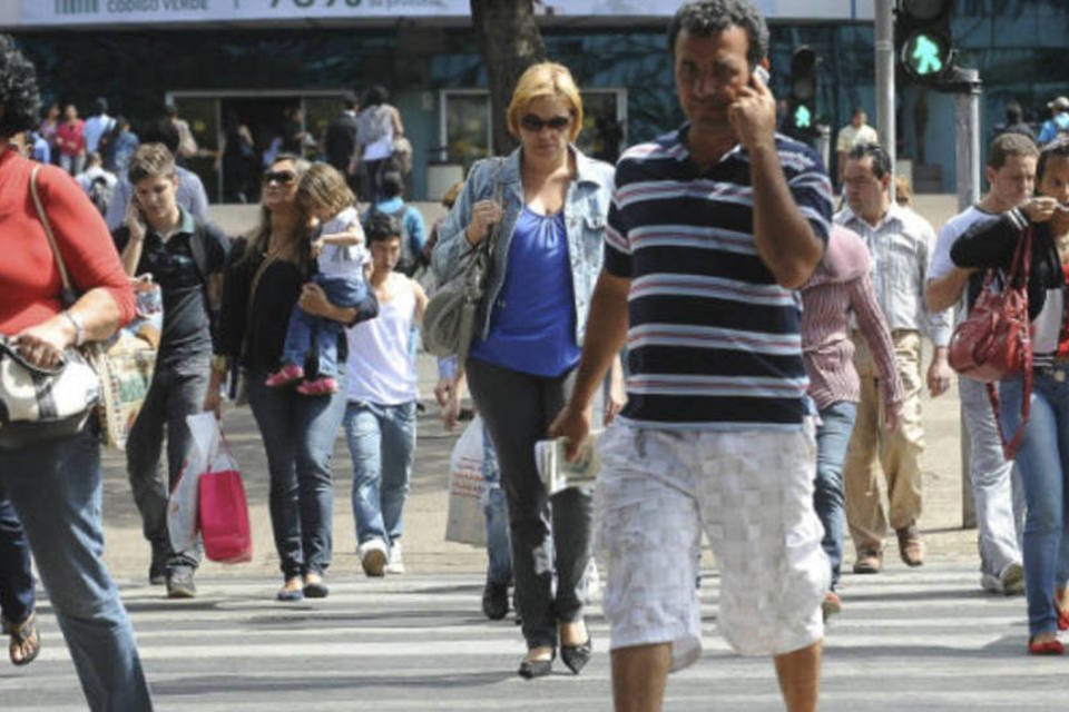 
	Pessoas atravessam rua em faixa de pedestres: atualmente, a maior parte da classe C vive na regi&atilde;o Sudeste (43%)
 (Wilson Dias/ABr)