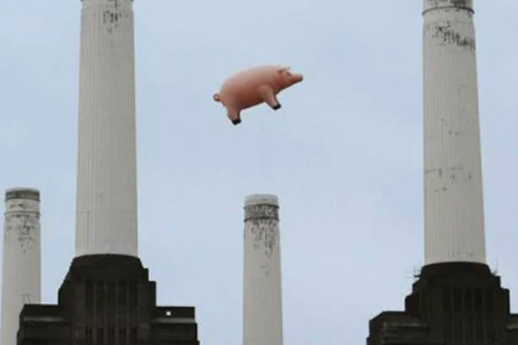Quase 35 anos após a primeira fotografia dar capa ao álbum "Animals", uma réplica do porco voltou a sobrevoar a central termelétrica desativada Battersea Power Station (Facundo Arrizabalaga/AFP)