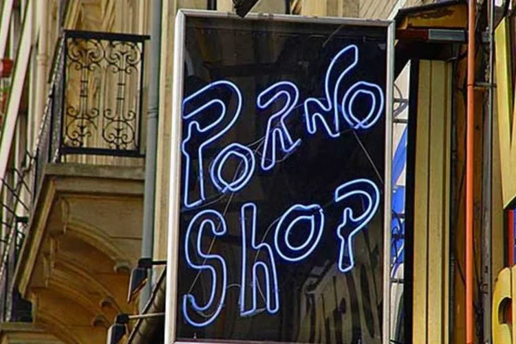 
	Placa com&nbsp;a inscri&ccedil;&atilde;o &quot;Porno Shop&quot;: segundo a pol&iacute;cia, os v&iacute;deos foram editados, empacotados e vendidos no armaz&eacute;m de Way na cidade canadense
 (Marco Togni / SXC)