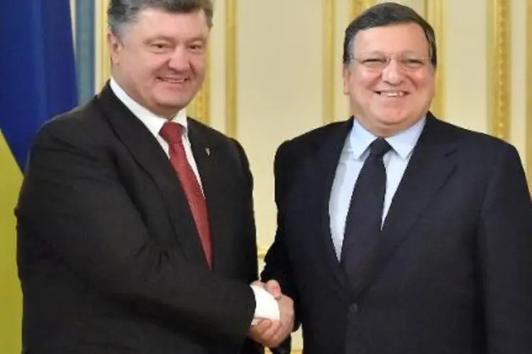 O presidente ucraniano Petro Poroshenko (e) recebe José Manuel Barroso, da Comissão Europeia em Kiev (Sergei Supinsky/AFP)