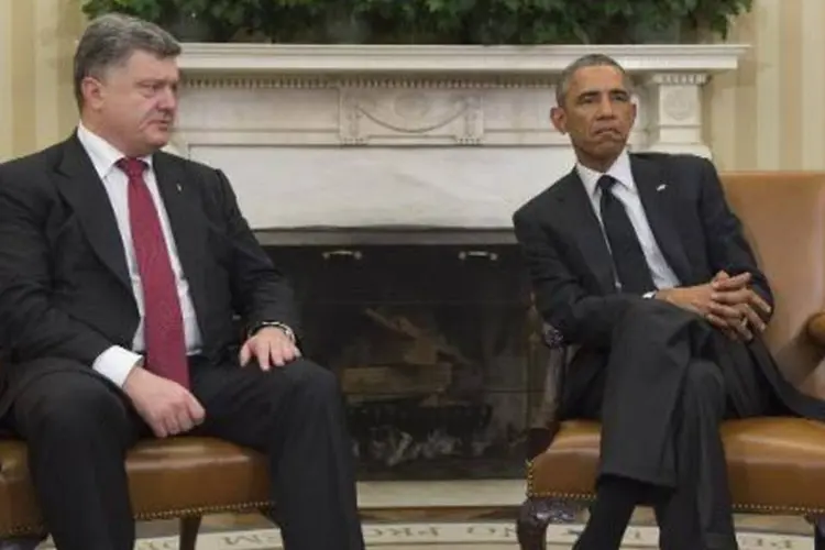 O presidente americano, Barack Obama, conversa com o líder ucraniano Petro Poroshenko na Casa Branca (Jim Watson/AFP)