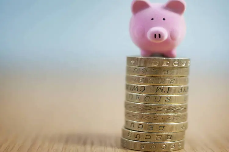
	Porquinho e moedas: Em um ano, cupons podem gerar economia de mais de R$ 4 mil, segundo site Cupons M&aacute;gicos
 (ThinkStock/James Thew)