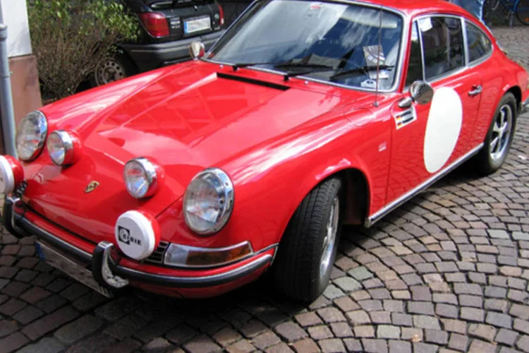 Ferdinand Alexander Porsche desenvolveu também inúmeros acessórios como relógios e óculos conhecidos mundialmente sob a marca "Porsche Design" (LSDSL/ Wikimedia Commons)