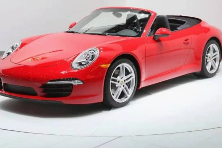 Porsche 911 Carrera Cabriolet em 2012 (Scott Olson/Getty Images)