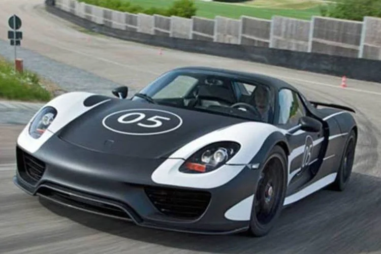 
	Montadora j&aacute; negocia com dois clientes brasileiros a venda do Porsche 918 Spyder, primeiro modelo h&iacute;brido da montadora
 (Divulgação)