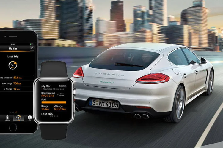 Porsche com iPhone e Apple Watch (Divulgação/Porsche)