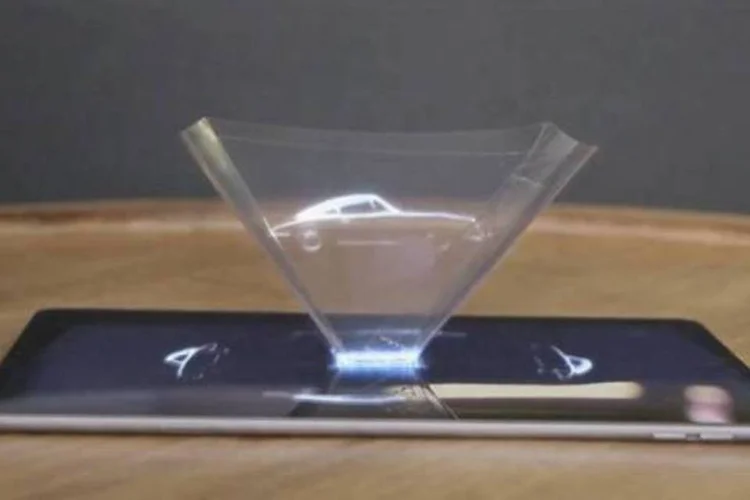 Holograma da Porsche em revista (Reprodução/YouTube)