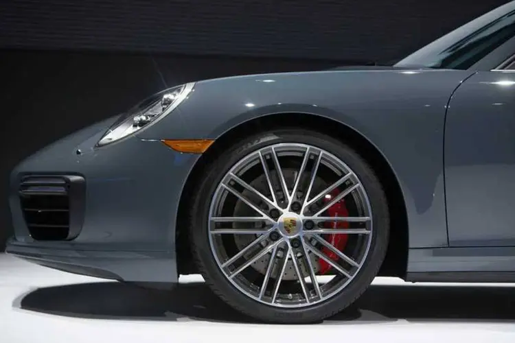 
	Porsche: a Porsche est&aacute; no processo de criar um plano de neg&oacute;cios que vai ter &ecirc;nfase maior em conectividade e carros el&eacute;tricos
 (Daniel Acker/Bloomberg)
