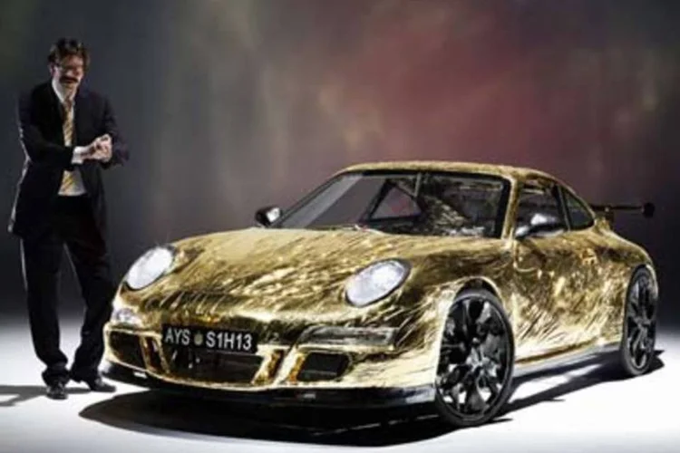 Carro-bike inspirado em modelo esportivo da Porsche tem carcaça feita de tubos de PVC e papelão.  (.)